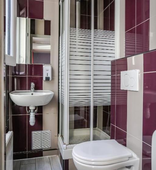 Young And Happy Latin Quarter By Hiphophostels