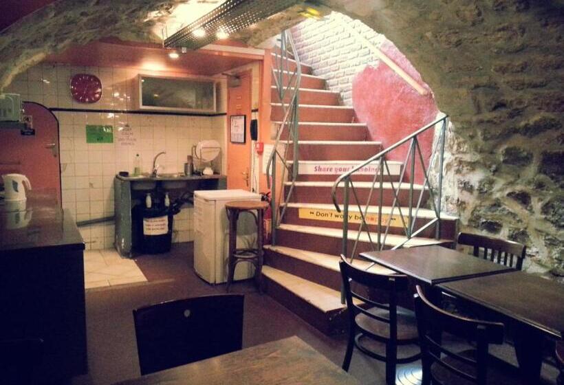 Young And Happy Latin Quarter By Hiphophostels