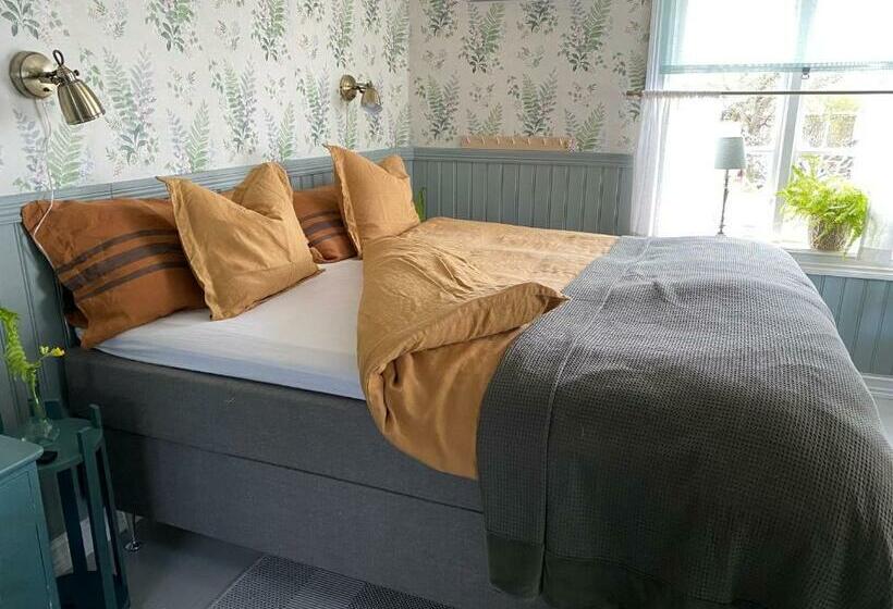 B&b Bland Ormbunkar Och Rosor