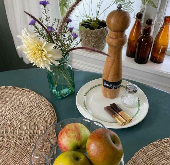 B&b Bland Ormbunkar Och Rosor