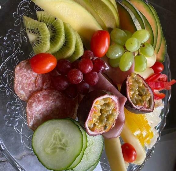 B&b Bland Ormbunkar Och Rosor