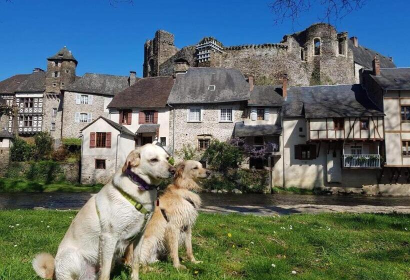 مبيت وإفطار Les Charrons