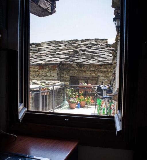 צימר Medieval Hamlet Malpertus