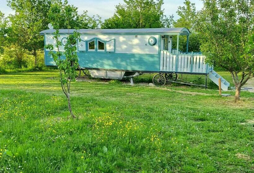 Отель Gîtes Les Perouilles   La Roulotte Climatisée Avec Jacuzzi De Josépha