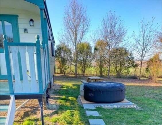 Отель Gîtes Les Perouilles   La Roulotte Climatisée Avec Jacuzzi De Josépha