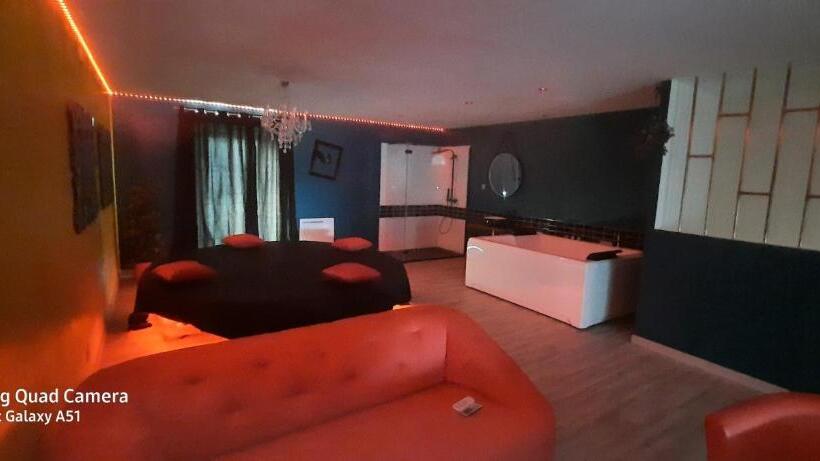 بنسيون Nuit Insolite Room Love