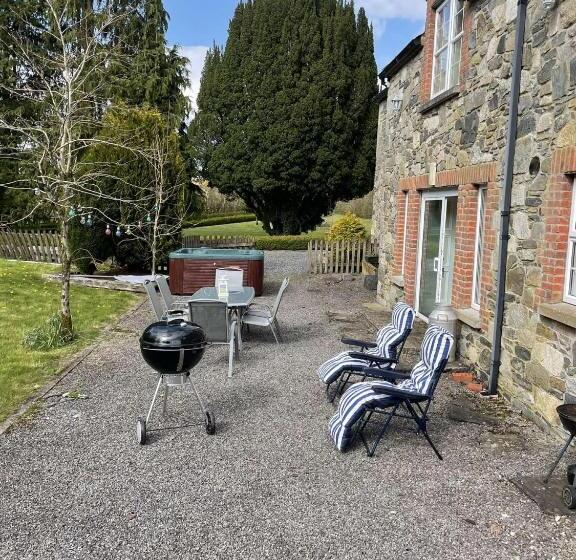 住宿加早餐 Lacken Millhouse And Gardens