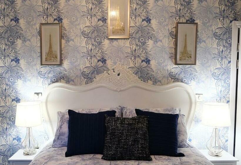 Отель St Hildas Complex