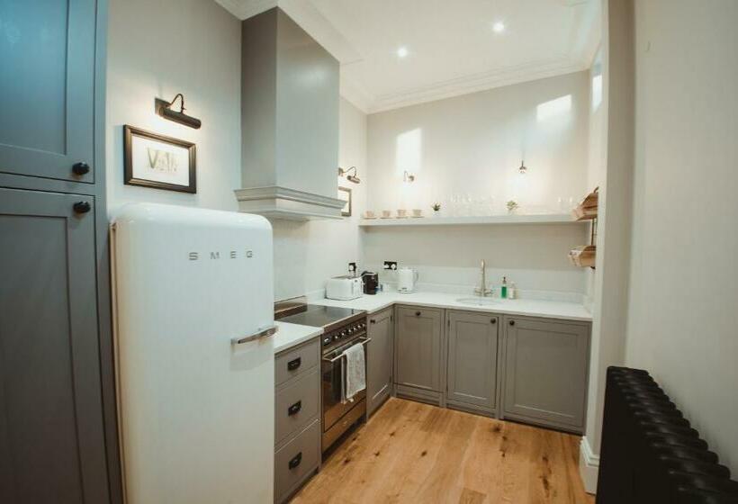 Ch1 Boutique Stays   Queen Suite