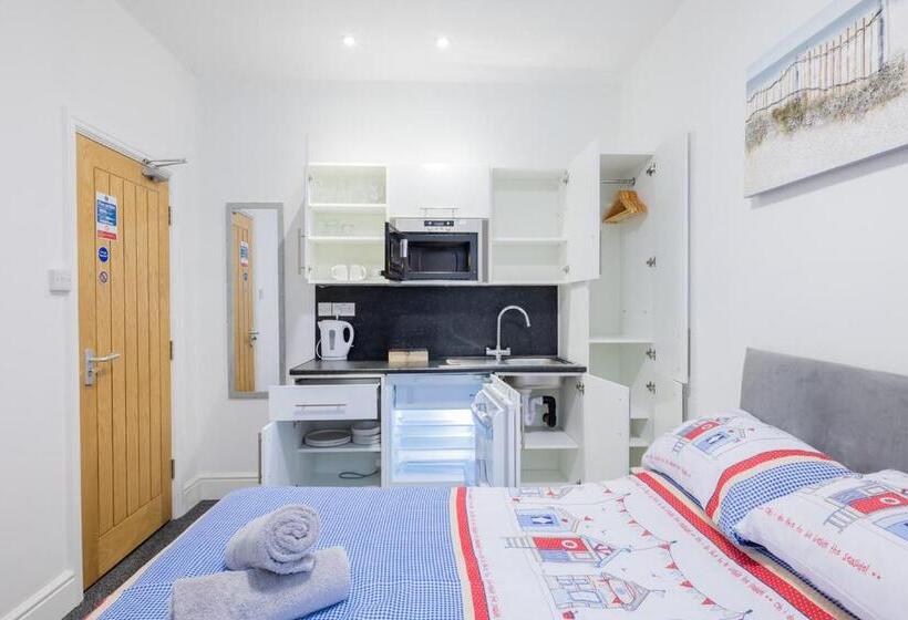 פנסיון Hillcrest Studio Apartments