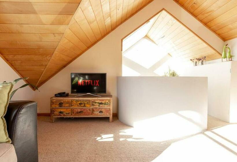 پانسیون Riverside Retreat