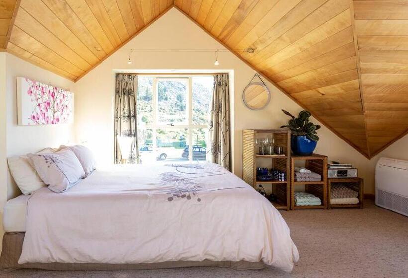 پانسیون Riverside Retreat