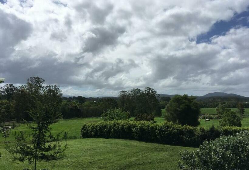 פנסיון Tranquil, Spacious And Private Garden Retreat