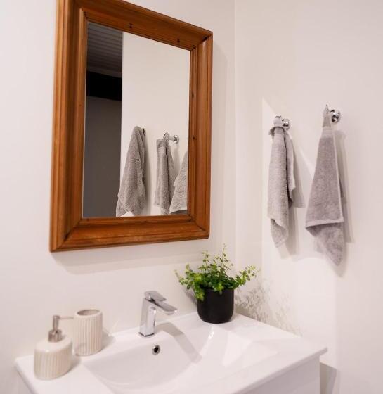 פנסיון Tranquil, Spacious And Private Garden Retreat