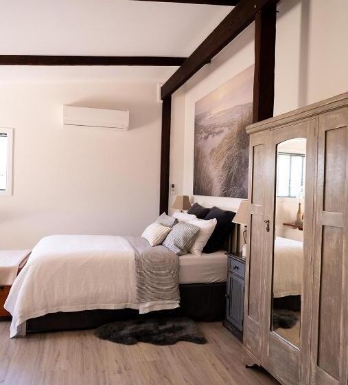 פנסיון Tranquil, Spacious And Private Garden Retreat