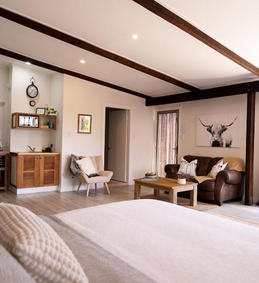 פנסיון Tranquil, Spacious And Private Garden Retreat