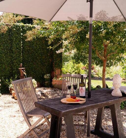 Пансион Tranquil, Spacious And Private Garden Retreat