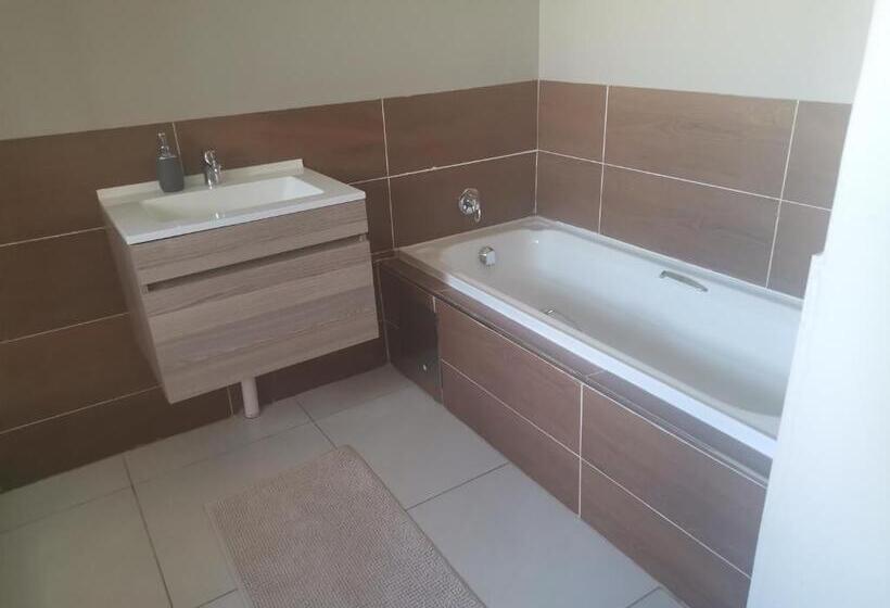 פנסיון Village Kulture   Guest House