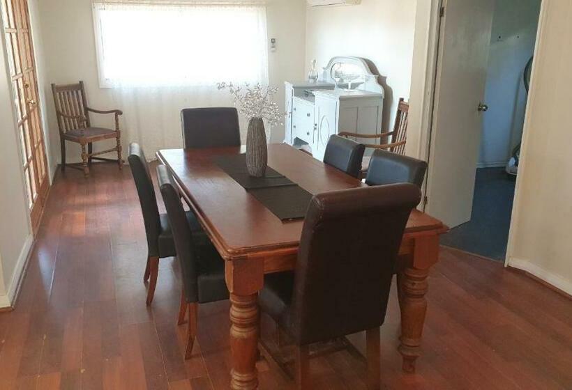 مبيت وإفطار Roseneath Cottage