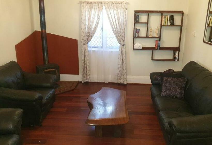 مبيت وإفطار Roseneath Cottage