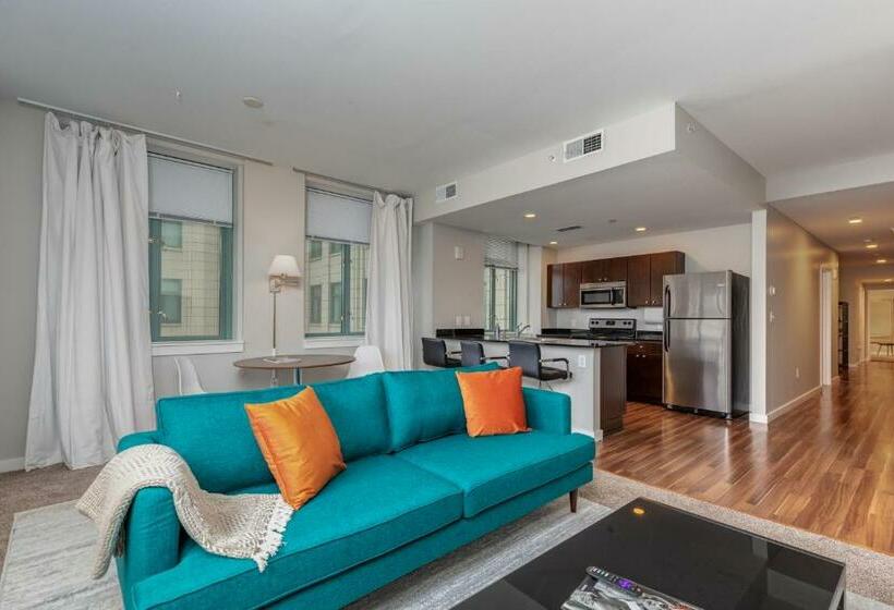 Park Pacific Spacious Dt Apts With Free Parking By Zencity