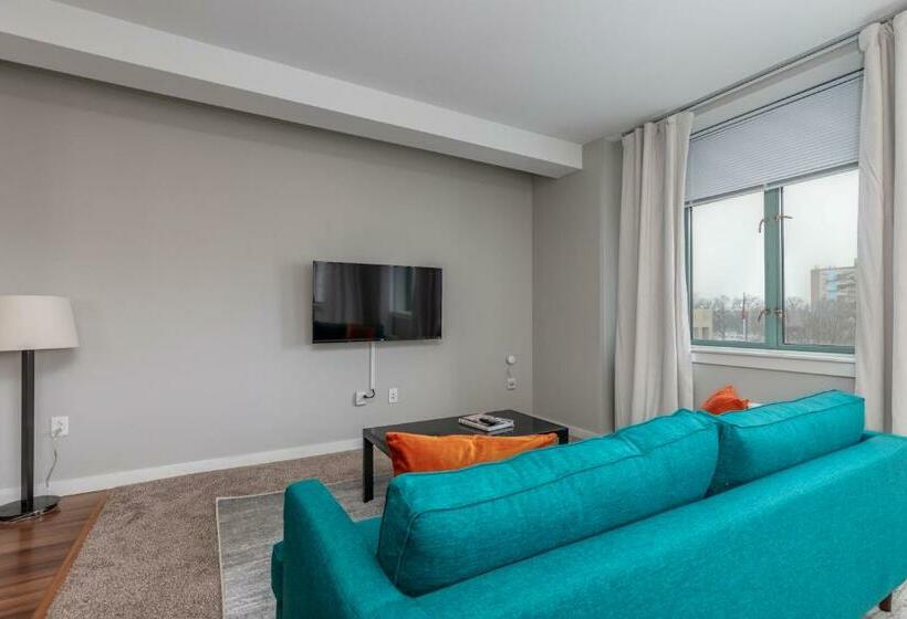 Park Pacific Spacious Dt Apts With Free Parking By Zencity