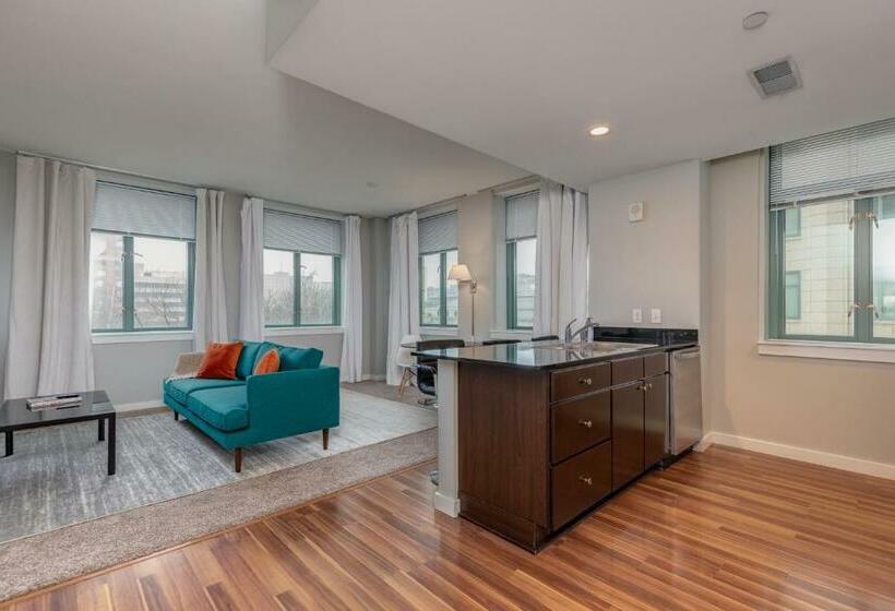 Park Pacific   Spacious Dt Apts With Free Parking By Zencity