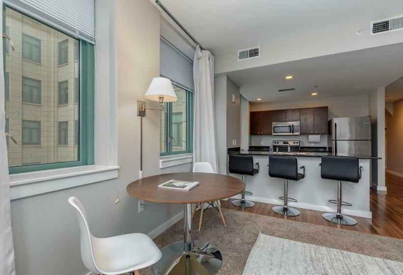 Park Pacific Spacious Dt Apts With Free Parking By Zencity