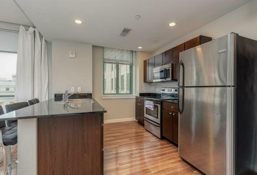 Park Pacific Spacious Dt Apts With Free Parking By Zencity