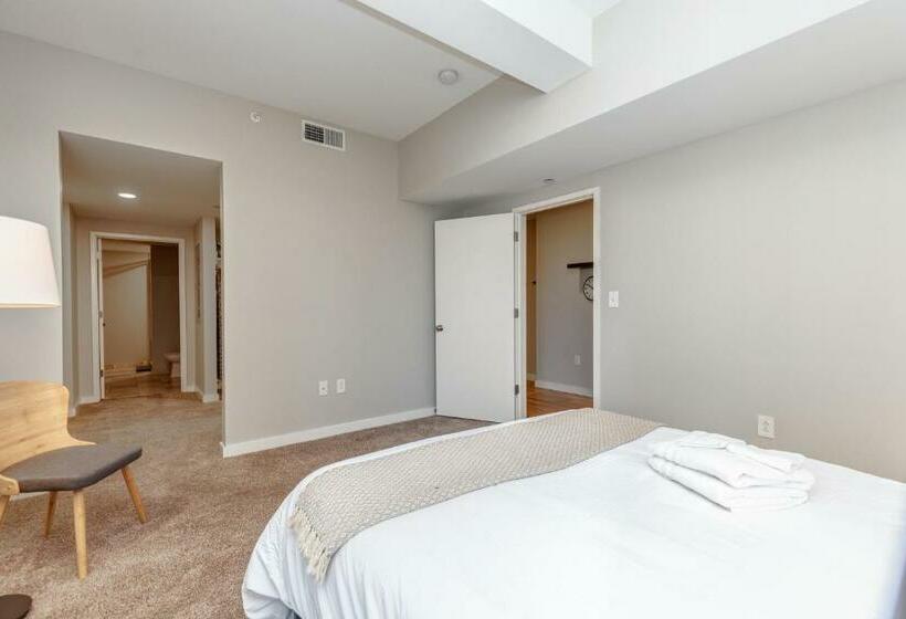 Park Pacific Spacious Dt Apts With Free Parking By Zencity