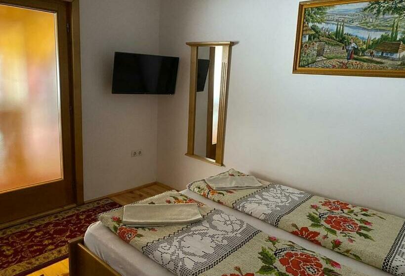 ペンション Camere De închiriat Floarea Reginei