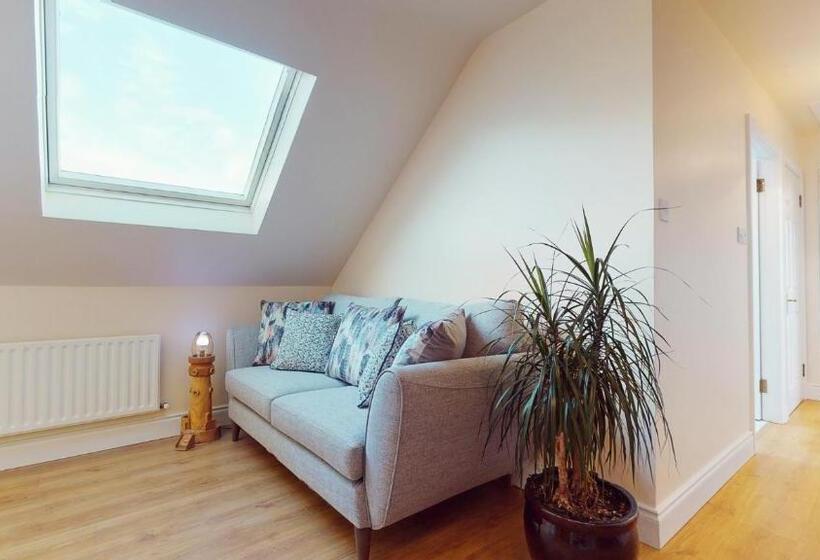 Ross Beach Family Farmhouse B&b