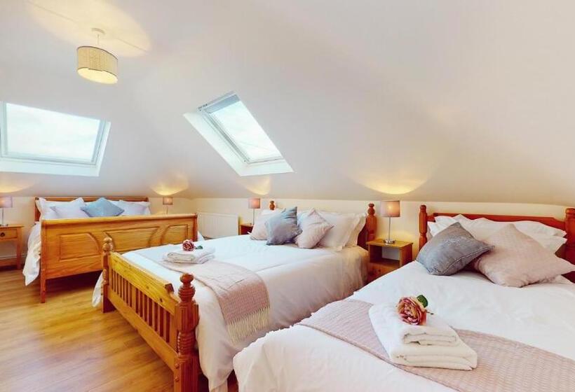 Ross Beach Family Farmhouse B&b