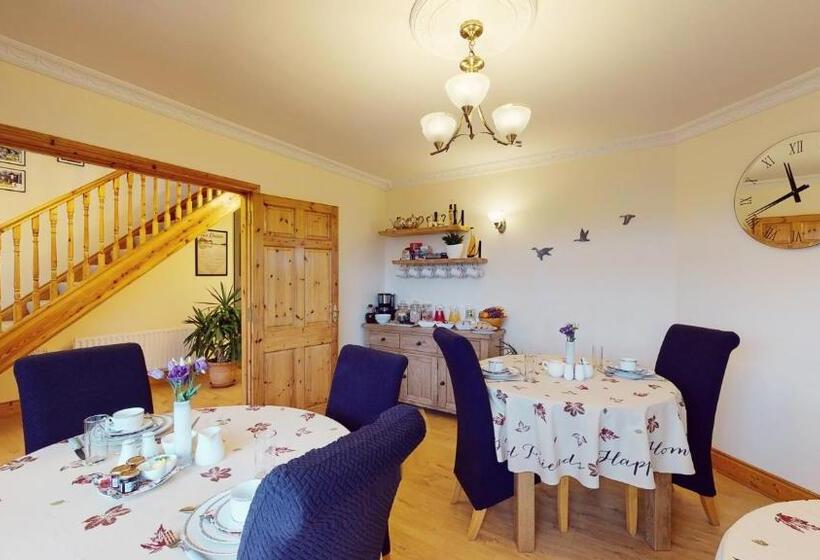 Ross Beach Family Farmhouse B&b