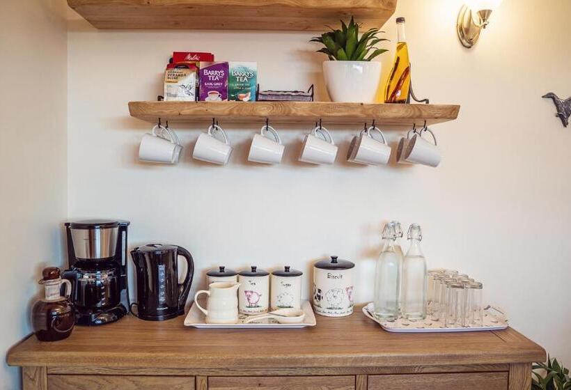 Ross Beach Family Farmhouse B&b