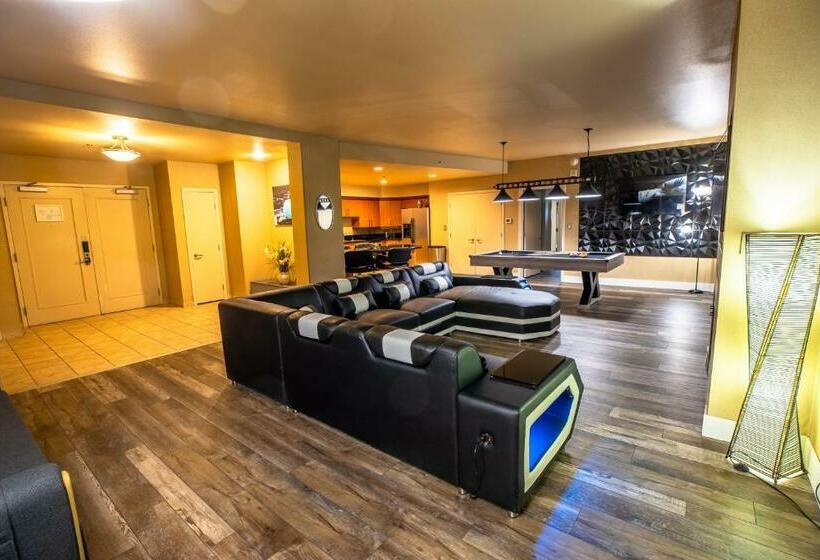 2100 Sqft Penthouse Suite W/ Strip Views! Pool Gym