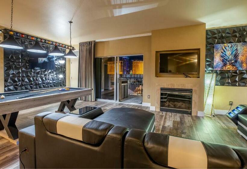 2100 Sqft Penthouse Suite W/ Strip Views! Pool Gym