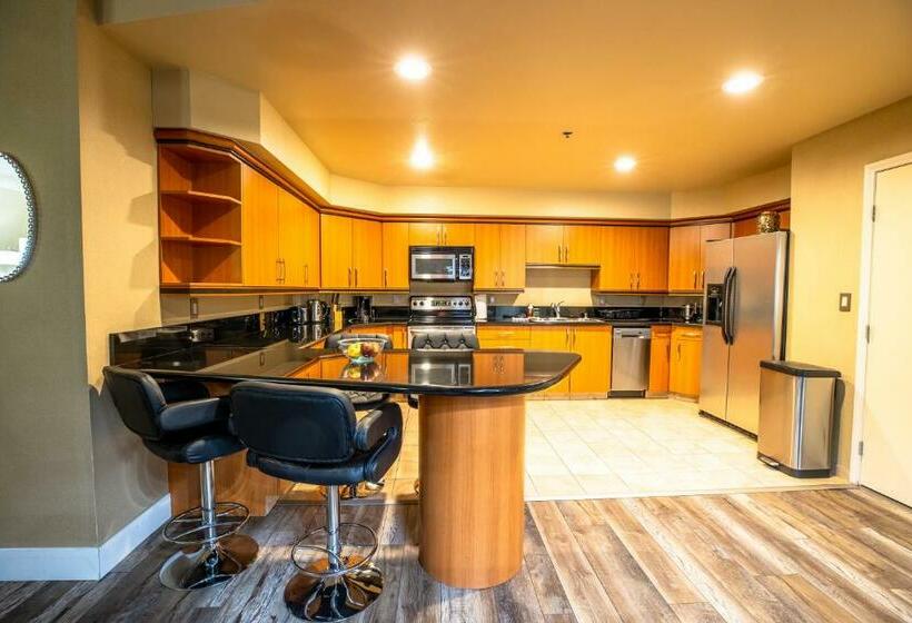 2100 Sqft Penthouse Suite W/ Strip Views! Pool Gym