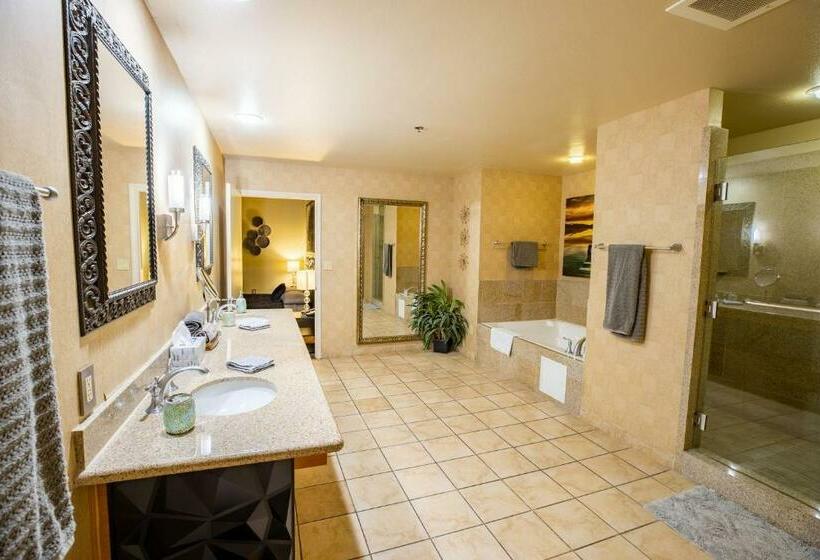 2100 Sqft Penthouse Suite W/ Strip Views! Pool Gym