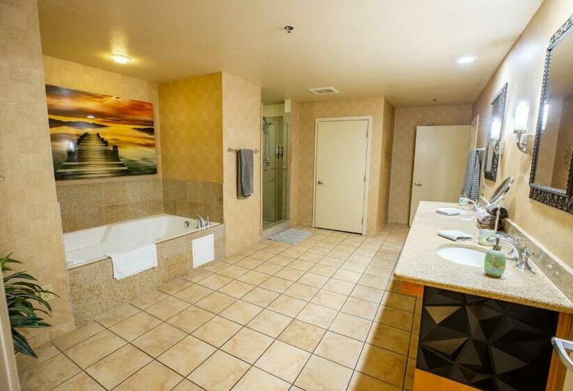 2100 Sqft Penthouse Suite W/ Strip Views! Pool Gym