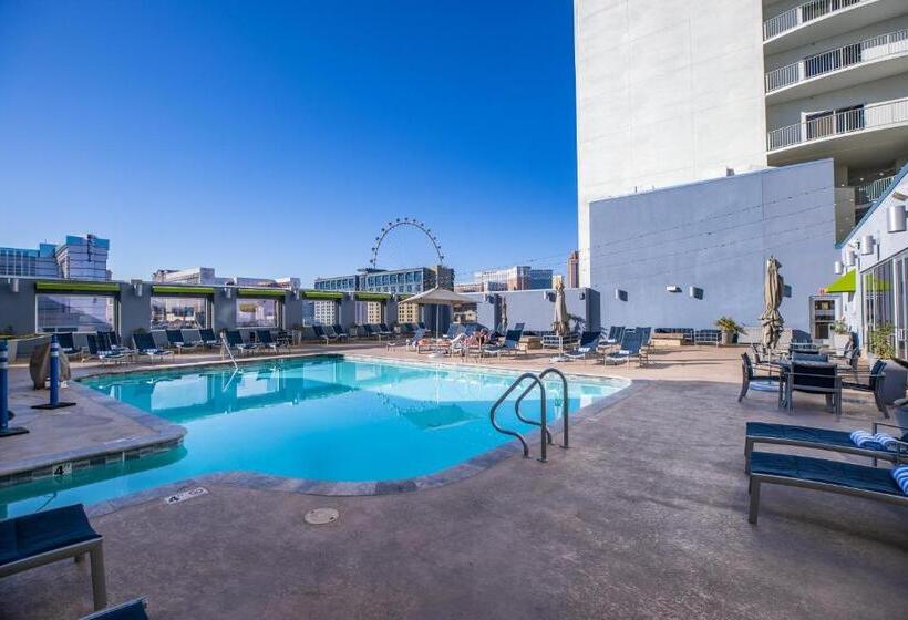 2100 Sqft Penthouse Suite W/ Strip Views! Pool Gym