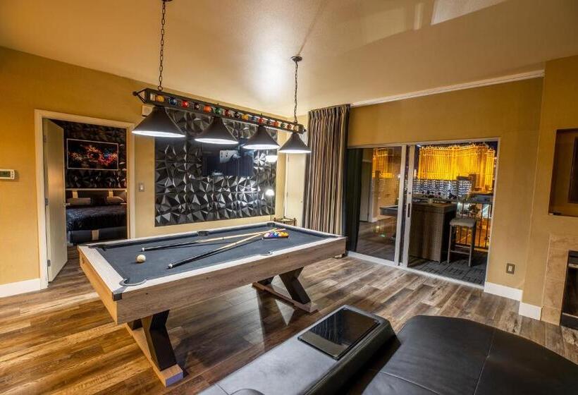 2100 Sqft Penthouse Suite W/ Strip Views! Pool Gym