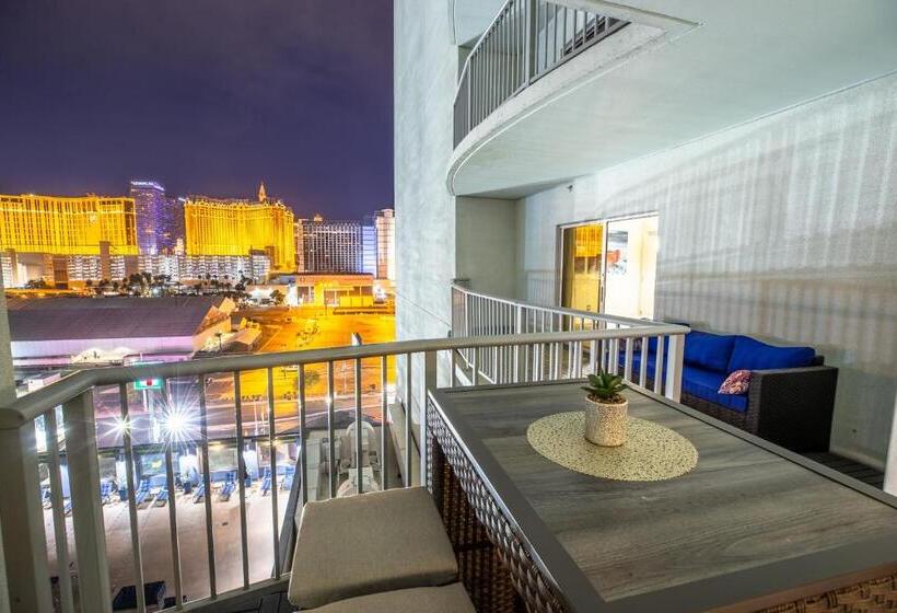 2100 Sqft Penthouse Suite W/ Strip Views! Pool Gym