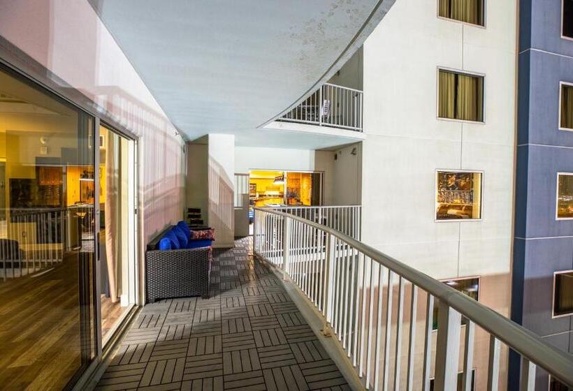 2100 Sqft Penthouse Suite W/ Strip Views! Pool Gym