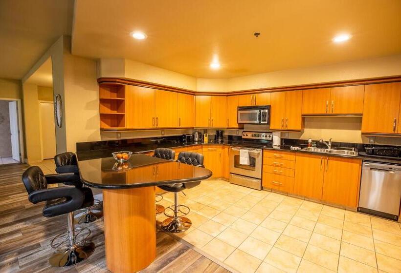 2100 Sqft Penthouse Suite W/ Strip Views! Pool Gym