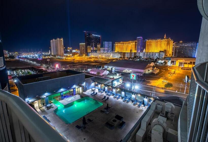 2100 Sqft Penthouse Suite W/ Strip Views! Pool Gym