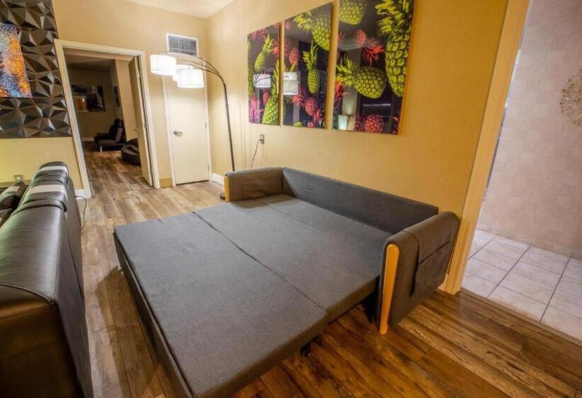 2100 Sqft Penthouse Suite W/ Strip Views! Pool Gym