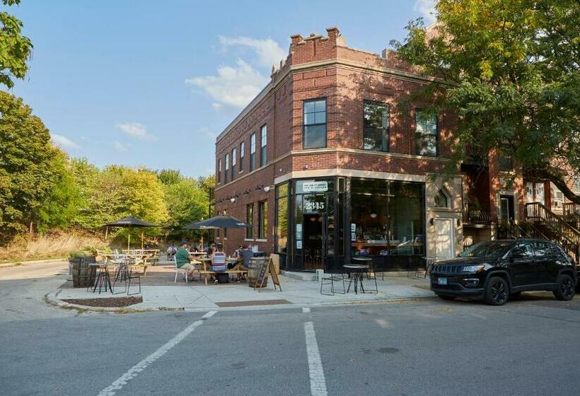 הוסטל The Leavitt Street Inn & Tavern