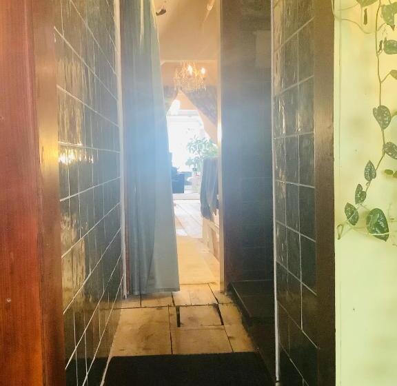 تختخواب و صبحانه Bookstor