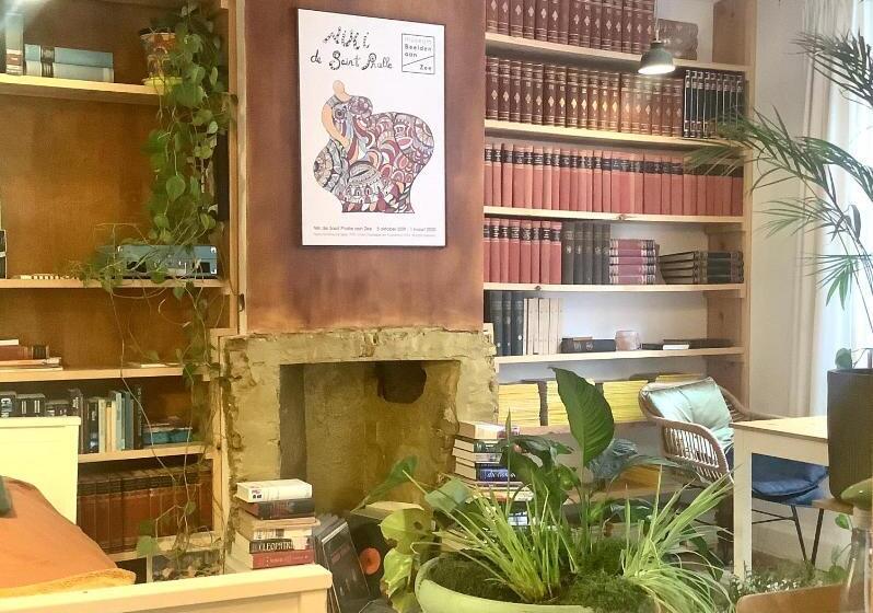 تختخواب و صبحانه Bookstor